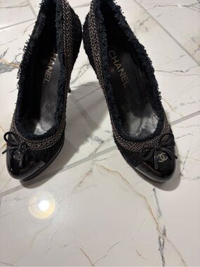CHANEL Black Tweed & Patent Leather Bow-Trim Pumps
